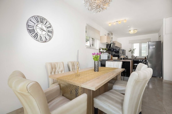 Ruim appartement voor 8 bij zee met tuin, BBQ en zeezicht in Brodarica - thumbnail 2