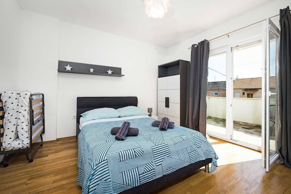 Ruim appartement voor 8 bij zee met tuin, BBQ en zeezicht in Brodarica - thumbnail 4