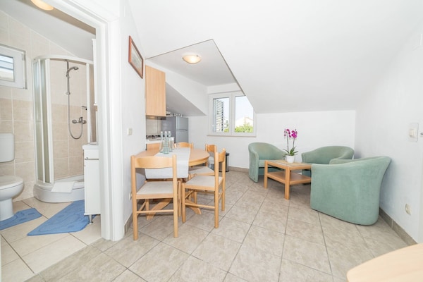 Appartement voor 6 personen met zwembad op 600m van strand in Vodice - thumbnail 2