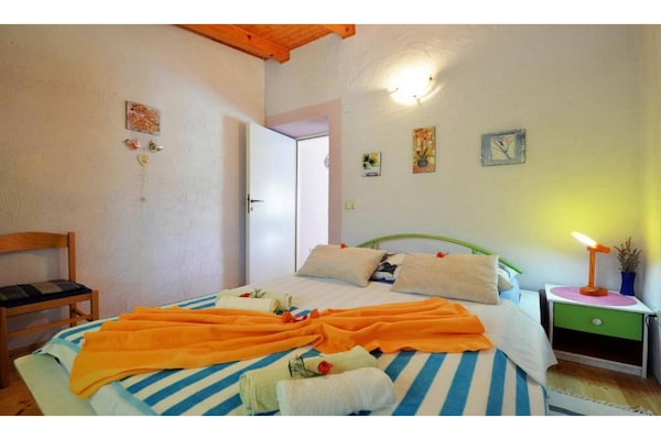 Op 850 m van het strand: Comfortabel appartement in Murter - thumbnail 3