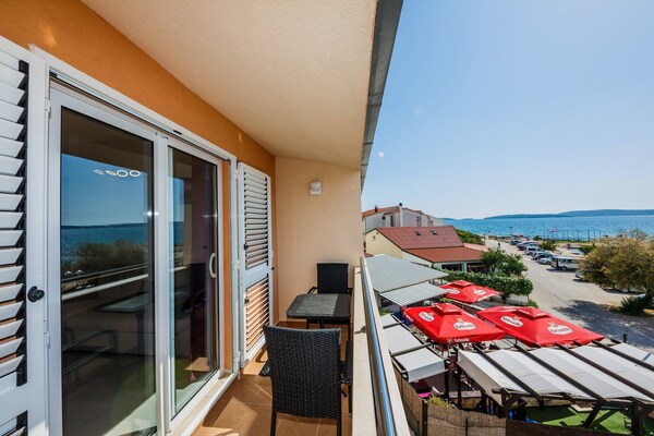 Appartement aan zee in Brodarica met tuin en BBQ, strand op 20 meter - thumbnail 5