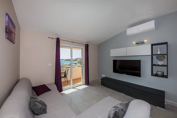 Appartement aan zee in Brodarica met tuin en BBQ, strand op 20 meter - thumbnail 6