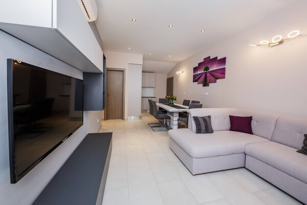 Appartement aan zee in Brodarica met tuin en BBQ, strand op 20 meter - thumbnail 1