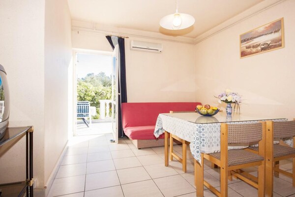 Op 550 m van het strand: ruim appartement in Šibenik-Brodarica - thumbnail 2