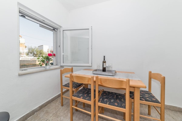 Knus appartement in Vodice met zwembad, op 600m van Plava strand - thumbnail 2