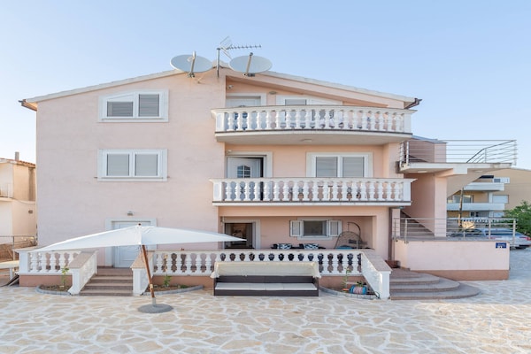 Knus appartement in Vodice met zwembad, op 600m van Plava strand - thumbnail 5