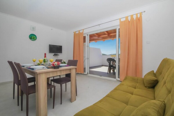 Groen appartement vlakbij zee in Jezera, Murter - thumbnail 1