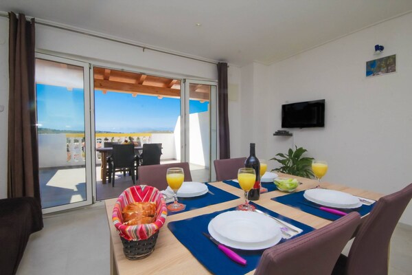 Sfeervol appartement met tuin en BBQ op 550m van strand in Jezera - thumbnail 6