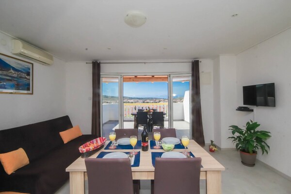 Sfeervol appartement met tuin en BBQ op 550m van strand in Jezera - thumbnail 2