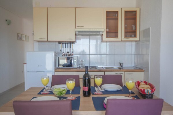 Sfeervol appartement met tuin en BBQ op 550m van strand in Jezera - thumbnail 5