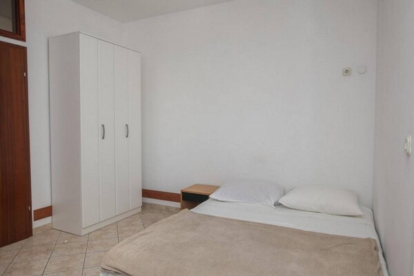 Knus appartement aan zee in Brodarica met balkon en airco - thumbnail 6