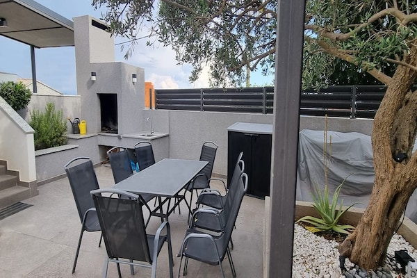 Ruim appartement met verwarmd zwembad in Kaštel Novi - thumbnail 4