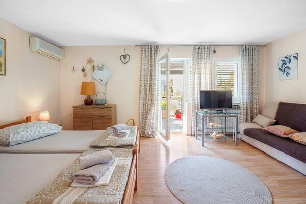 Knus appartement voor 3 aan de kust bij Šibenik met tuin en WiFi - thumbnail 6