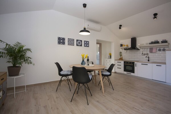 Op 850 m van het strand: Modern appartement in Šibenik-Brodarica - thumbnail 3