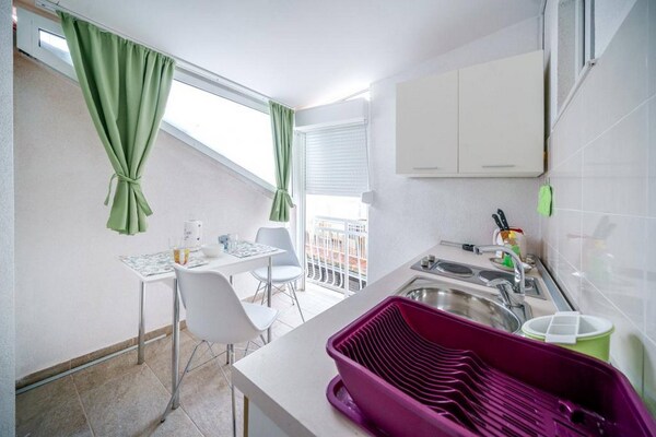 Knus appartement voor 2 in Vodice met zwembad, op 1 km van het strand - thumbnail 2