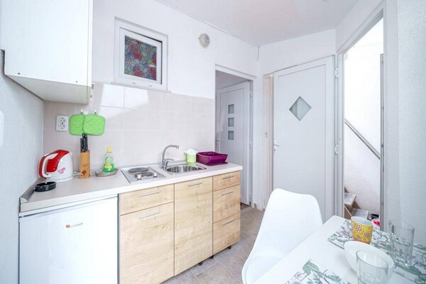 Knus appartement voor 2 in Vodice met zwembad, op 1 km van het strand - thumbnail 3