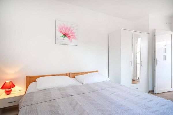 Knus appartement voor 2 in Vodice met zwembad, op 1 km van het strand - thumbnail 1