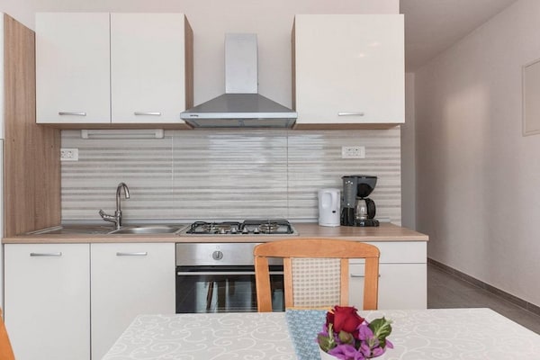Zongebakerd appartement met tuin op 110 meter van zee in Rogoznica - thumbnail 2