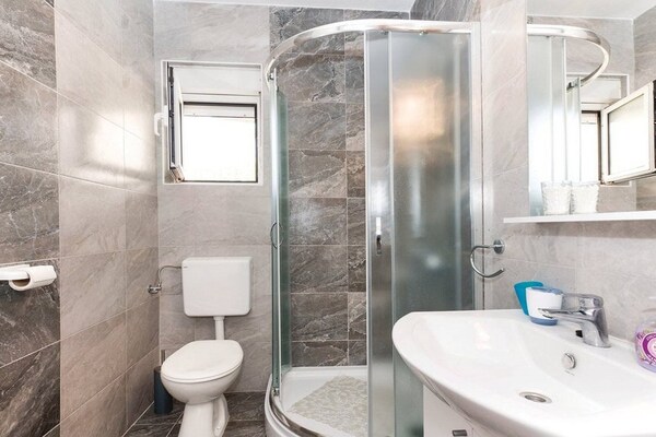 Zongebakerd appartement met tuin op 110 meter van zee in Rogoznica - thumbnail 6