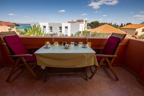 4-persoons appartement aan het strand in Pašman - thumbnail 3