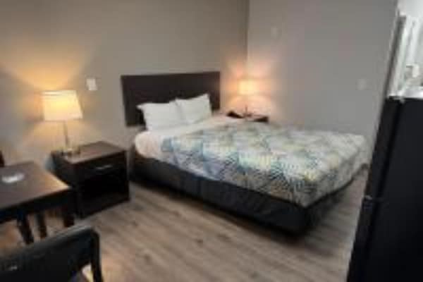 1 Queen Bed  Smoking Micfridge - Beaverton, OR