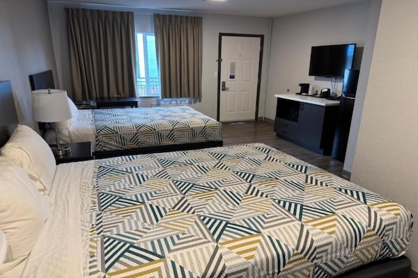 2 Queen Beds  Smoking Micfridge - Beaverton, OR