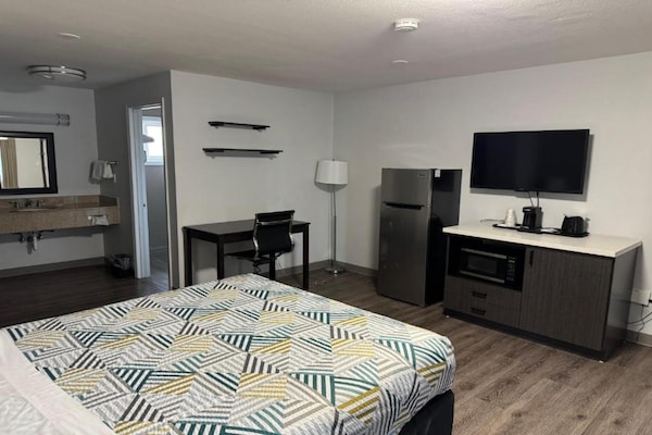 1 Queen Bed  Suite Non-smoking Micfridge - Beaverton, OR