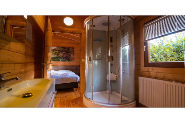 Luxe wellness lodge voor 2 personen op rustig vakantiepark in Markelo - thumbnail 5
