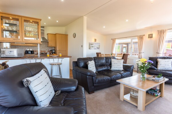 Ruim, huisdiervriendelijk chalet voor 6 met zwembad bij Whitsand Bay - thumbnail 2