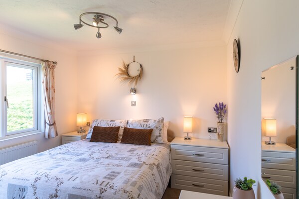 Ruim, huisdiervriendelijk chalet voor 6 met zwembad bij Whitsand Bay - thumbnail 4