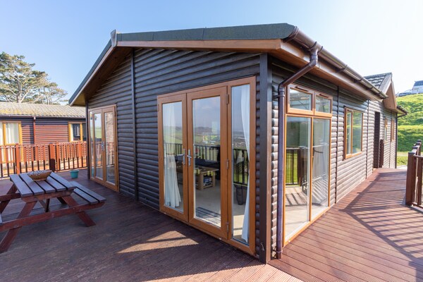 Ruim, huisdiervriendelijk chalet voor 6 met zwembad bij Whitsand Bay - thumbnail 5