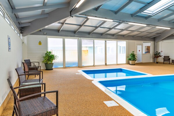 Ruim, huisdiervriendelijk chalet voor 6 met zwembad bij Whitsand Bay - thumbnail 6