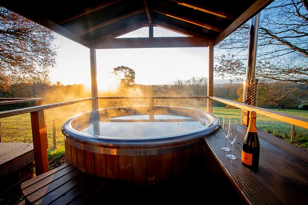 Luxe glamping koepel met hot tub en panoramisch uitzicht op Kent - thumbnail 2