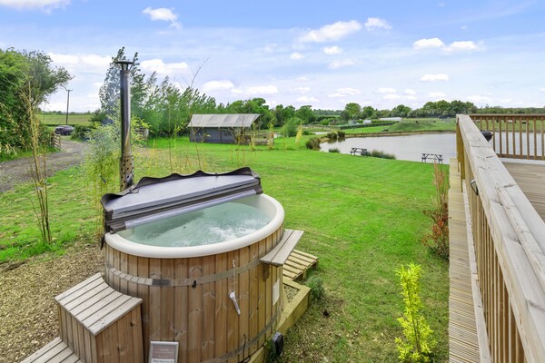 Knus chalet aan het water met hottub en uitzicht op het meer bij Hertford - thumbnail 5