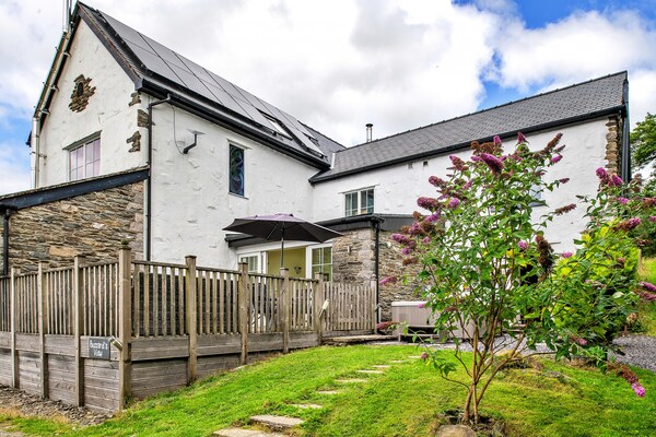 Buzzards View: luxe vakantiehuis met hot tub in Conwy Valley, Noord-Wales - thumbnail 1