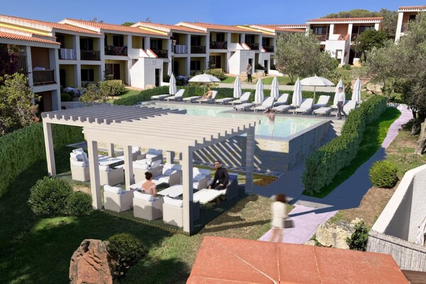 Knus appartement voor 2 in 4-sterrenresort aan de Costa Serena - thumbnail 1