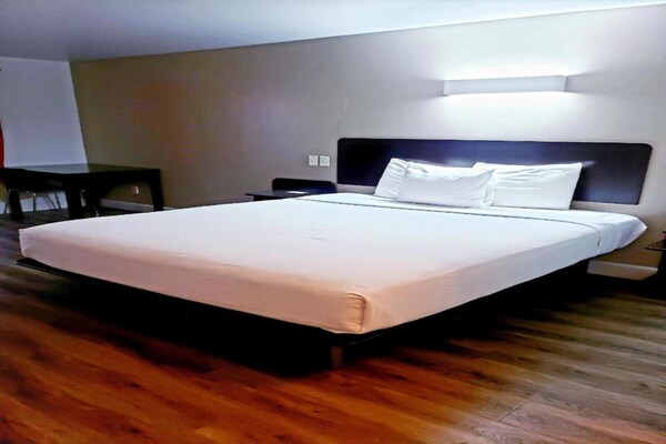 1 King Bed  Suite Non-smoking - ビクタービル, CA