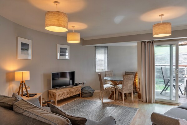 Appartement 25 The Waves: Zeezicht & Balkon aan Watergate Bay - thumbnail 3