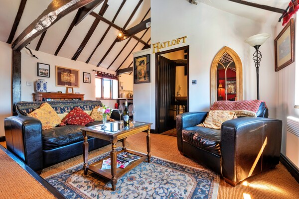 The Hayloft: Romantisch appartement met hemelbed nabij Newark en Lincoln - thumbnail 1