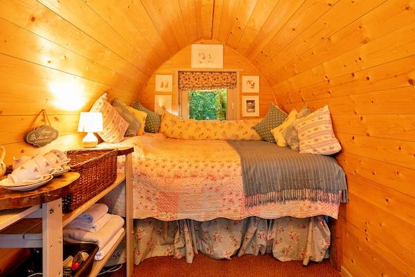 Daisy Glamping Pod: knusse bosretraite voor 4 op privélandgoed bij Newbury - thumbnail 2