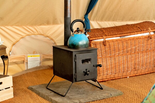 Magische Bell Tent in privébos bij Newbury – 6 personen - thumbnail 3