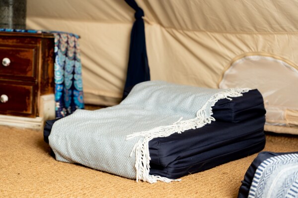 Magische Bell Tent in privébos bij Newbury – 6 personen - thumbnail 2