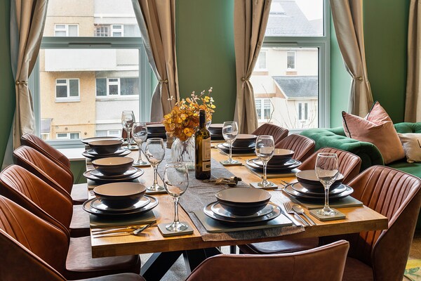 Zeezicht Retreat Pwllheli – Ruim appartement voor 15 personen met hot tub - thumbnail 2