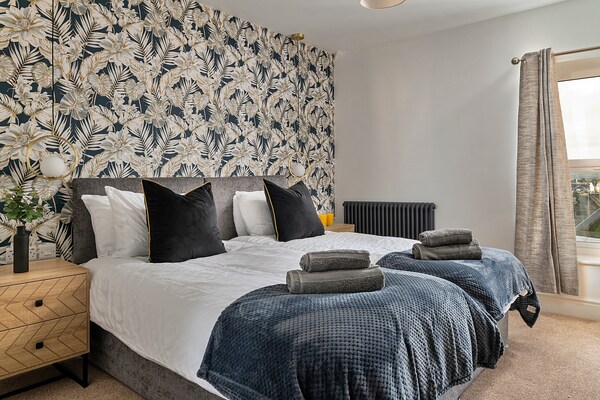 Zeezicht Retreat Pwllheli – Ruim appartement voor 15 personen met hot tub - thumbnail 4