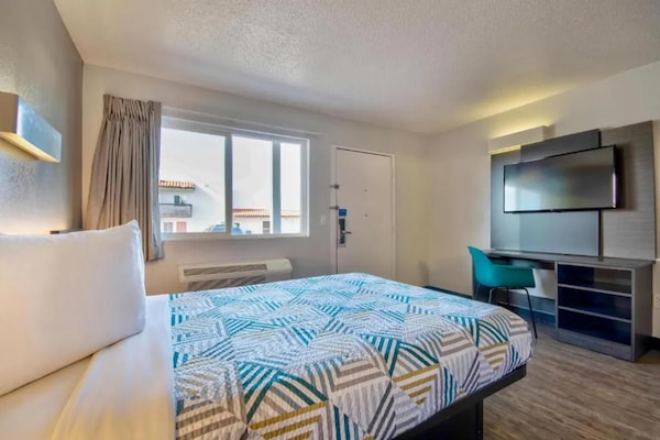 1 King Bed  Smoking Micfridge - Santa Fe, NM