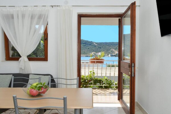 Luxe appartement met balkon en zeezicht in Vinisce · 3 pers. - thumbnail 1