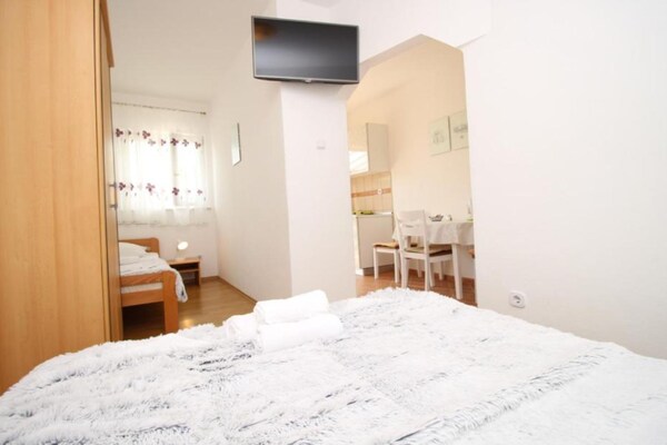 Studio Butković: knus appartement op 400m van zee in Novi Vinodolski - thumbnail 3
