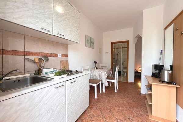 Studio Butković: knus appartement op 400m van zee in Novi Vinodolski - thumbnail 2