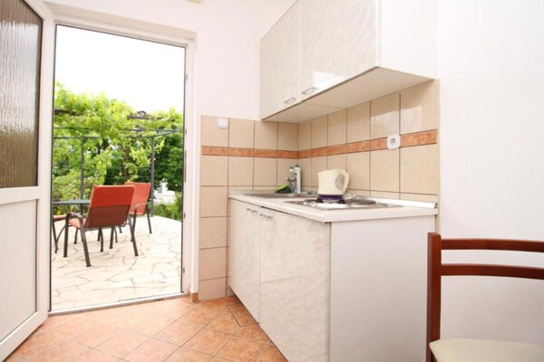 Studio Butković: knus appartement op 400m van zee in Novi Vinodolski - thumbnail 1