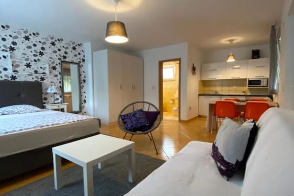 Knusse studio met balkon in Rab, op 200 meter van het strand - thumbnail 1